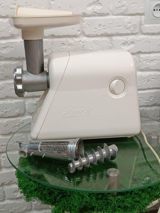 Універсальна єлектро мьясорубка.