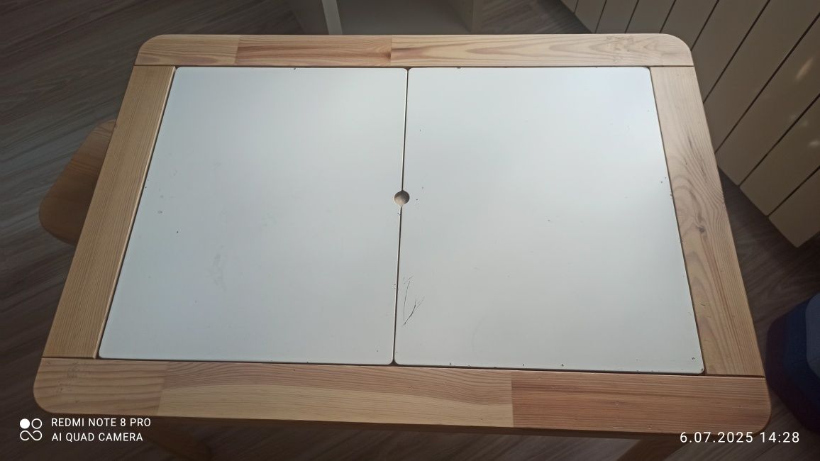 stolik z taboretami i pojemnikami ikea flisat