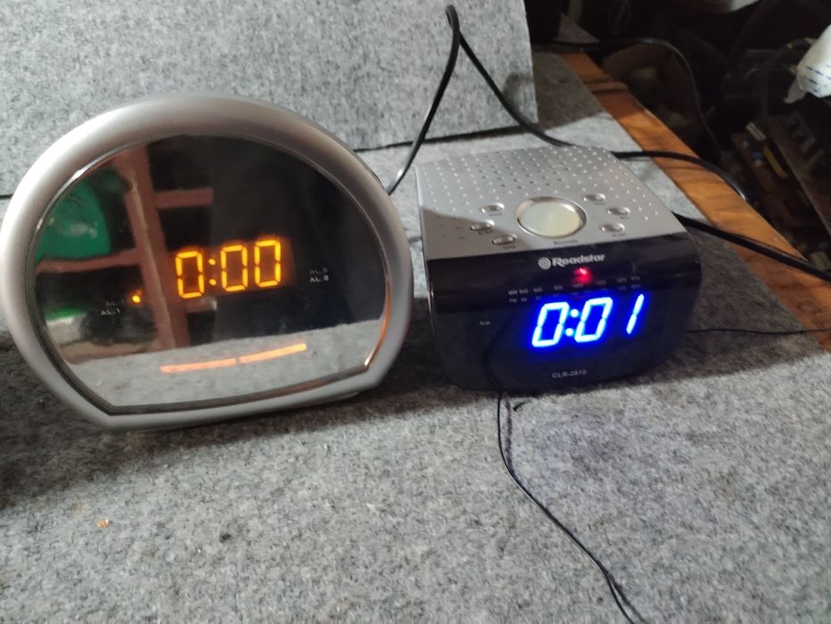 Продам радіо з годинником