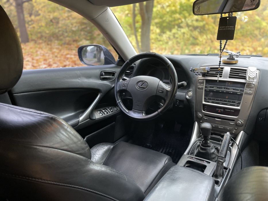 Продаю власне авто Lexus is 220d