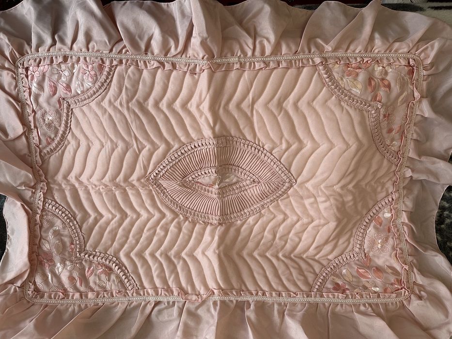 Покривало на двоспальне ліжко з трьома подушками