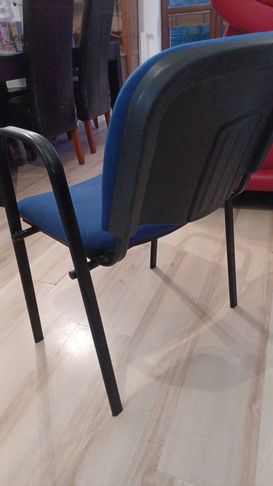 4 krzesła biurowe, granatowe, grube wygodne siedzisko i oparcie.
