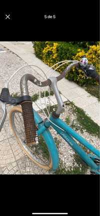 Bicicleta urbana com ferrugem