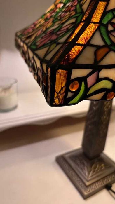 Lampa witrażowa biurkowa stojąca na nodze jak Tiffany klosz z kwiatami