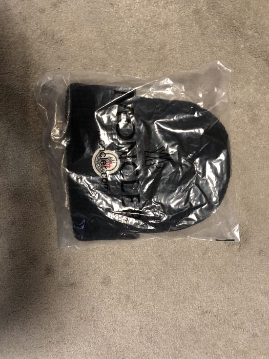 Mocler gorro com etiqueta