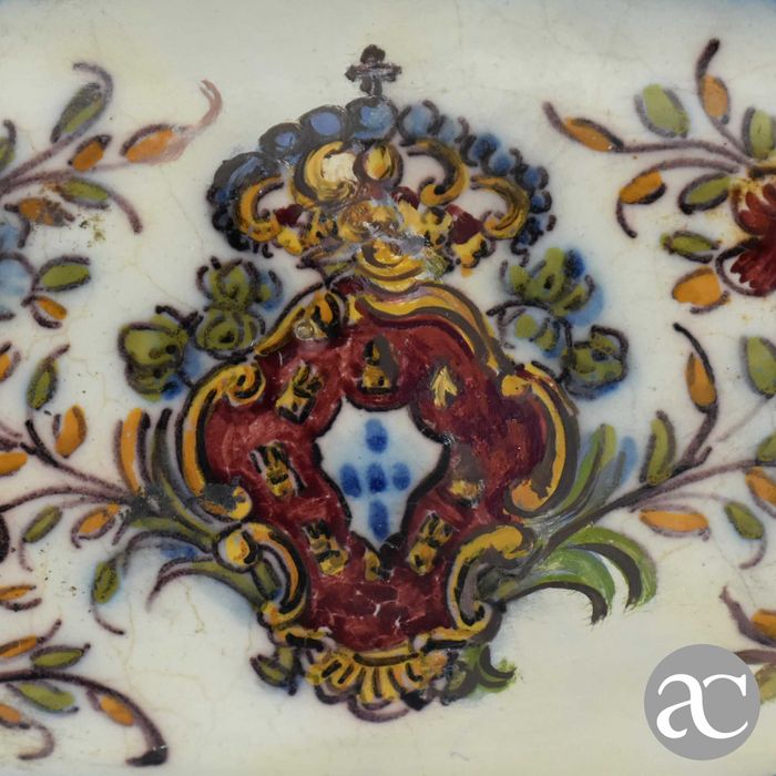 Travessa Battistini com brasão rebordo e asas Prata Queiroz Joalheiros