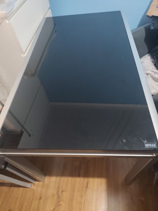 Mesa de vidro e cadeiras