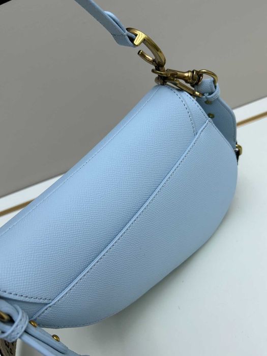 Dior torba na siodło niebieski saddle tekstura dłoni, torebka