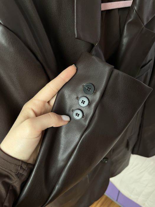 Шоколадний піджак з еко шкіри Bershka