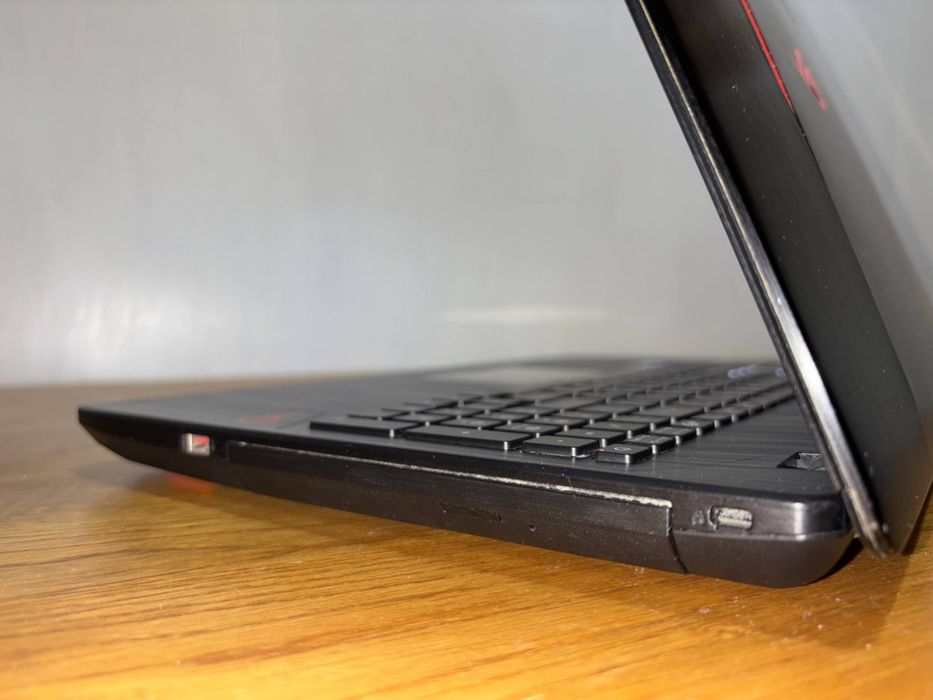 ASUS ROG Strix/Intel Core i5-7300HQ/16 GB/Graphics 2 GB/1 TB