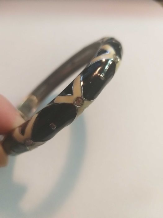 Bransoletka otwierana czarna, srebrno-biały wzór + cyrkonie