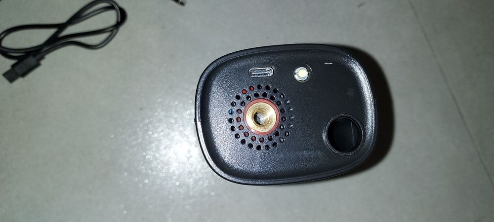 Pompka samochodowa akumulatorowa z latarką