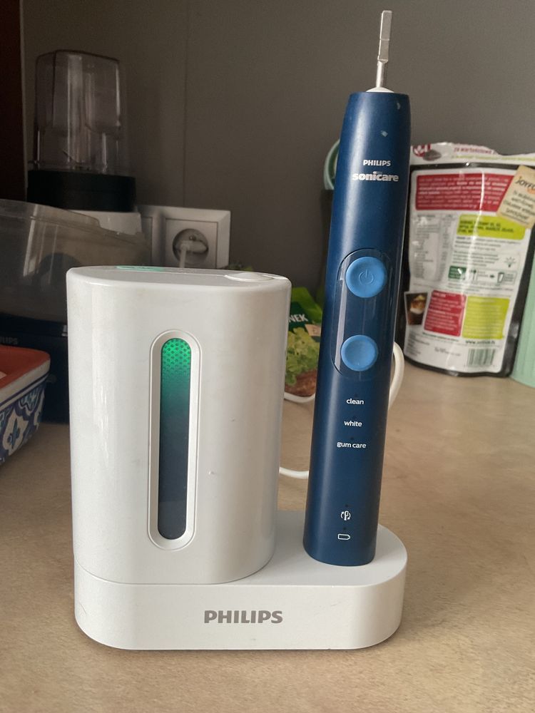 szczoteczka sonicare ze stacja UV i etui