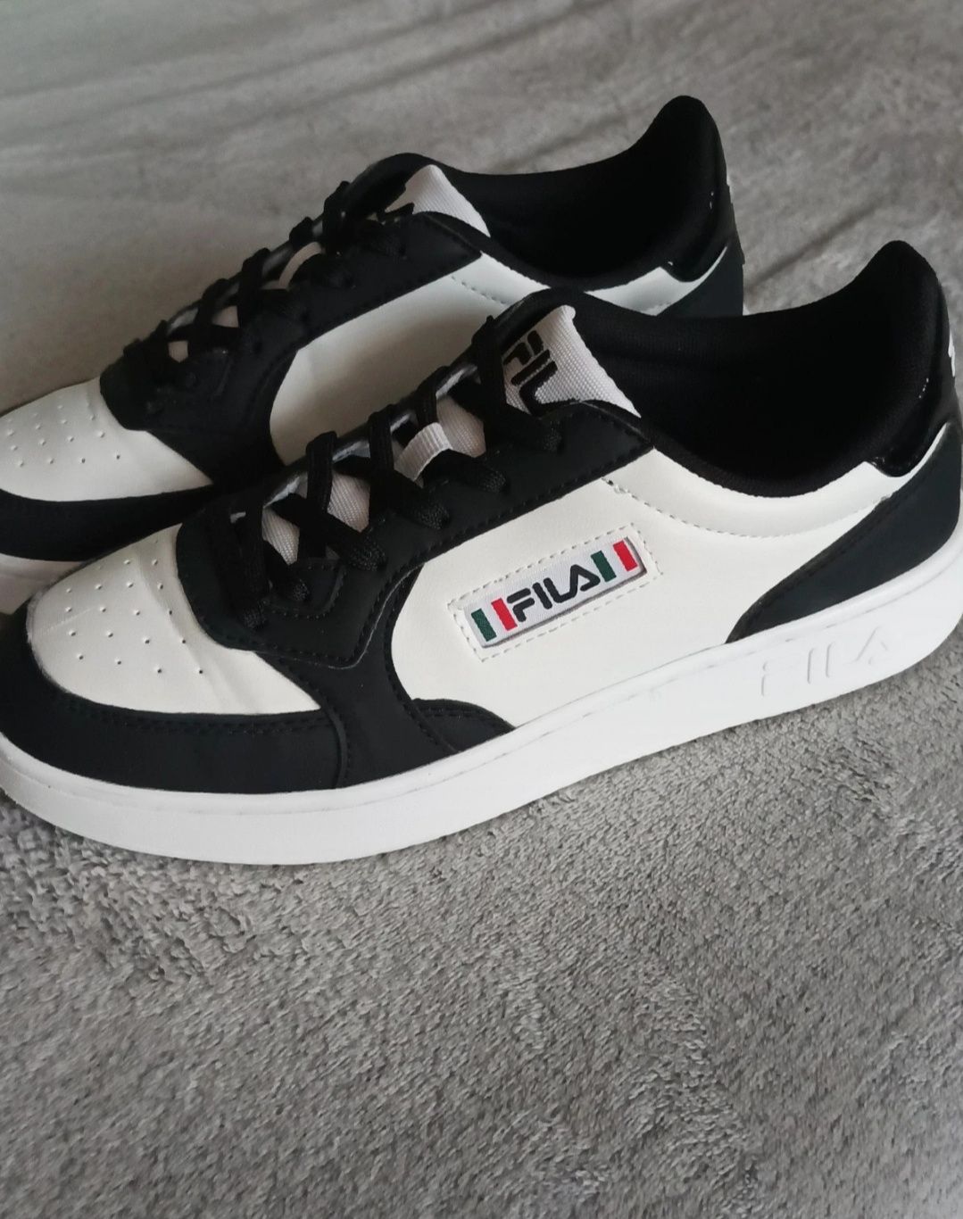Czarno-białe sneakersy Fila