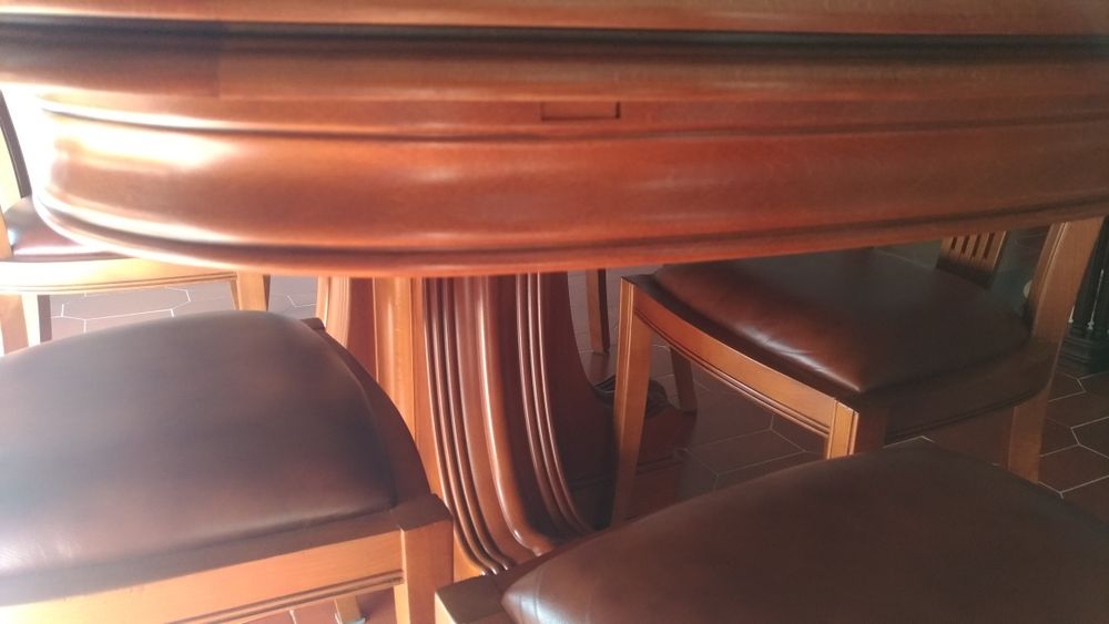Mesa de sala em madeira de cerejeira  cadeiras.