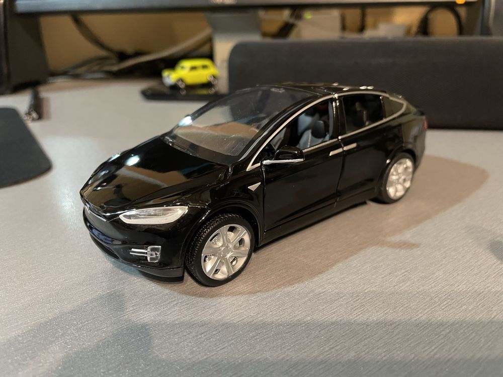 Tesla Model X колекційна модель автомобіля 1:32