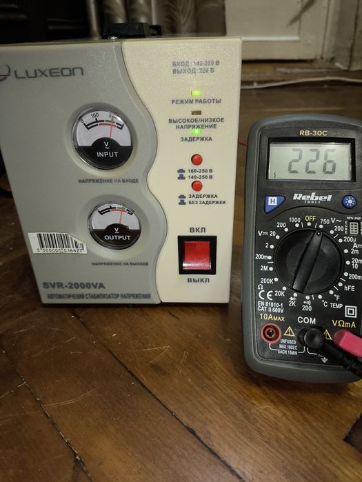 Стабілізатор напруги Luxeon SVR-2000VA