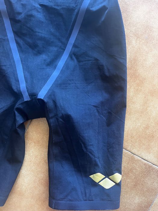 Fato de competição de natação arena