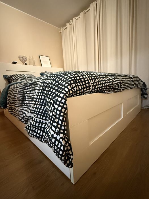 Cama com cabeceira e arrumação Brimmes