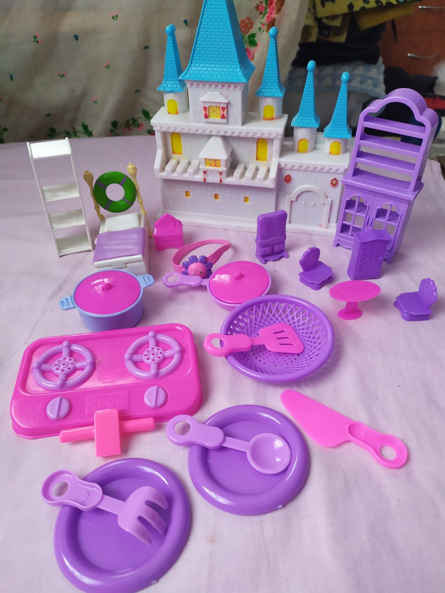 Багато іграшок для дівчинки.