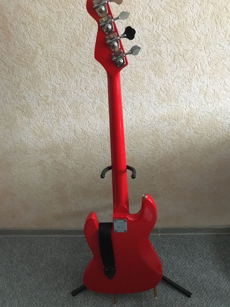 Gitara basowa z futerałem