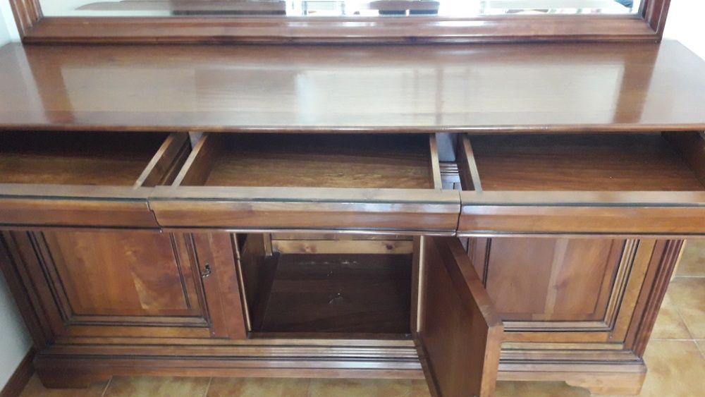 Aparador de sala com espelho