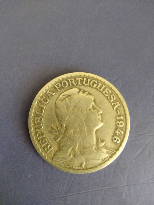 Moeda de um escudo alpaca