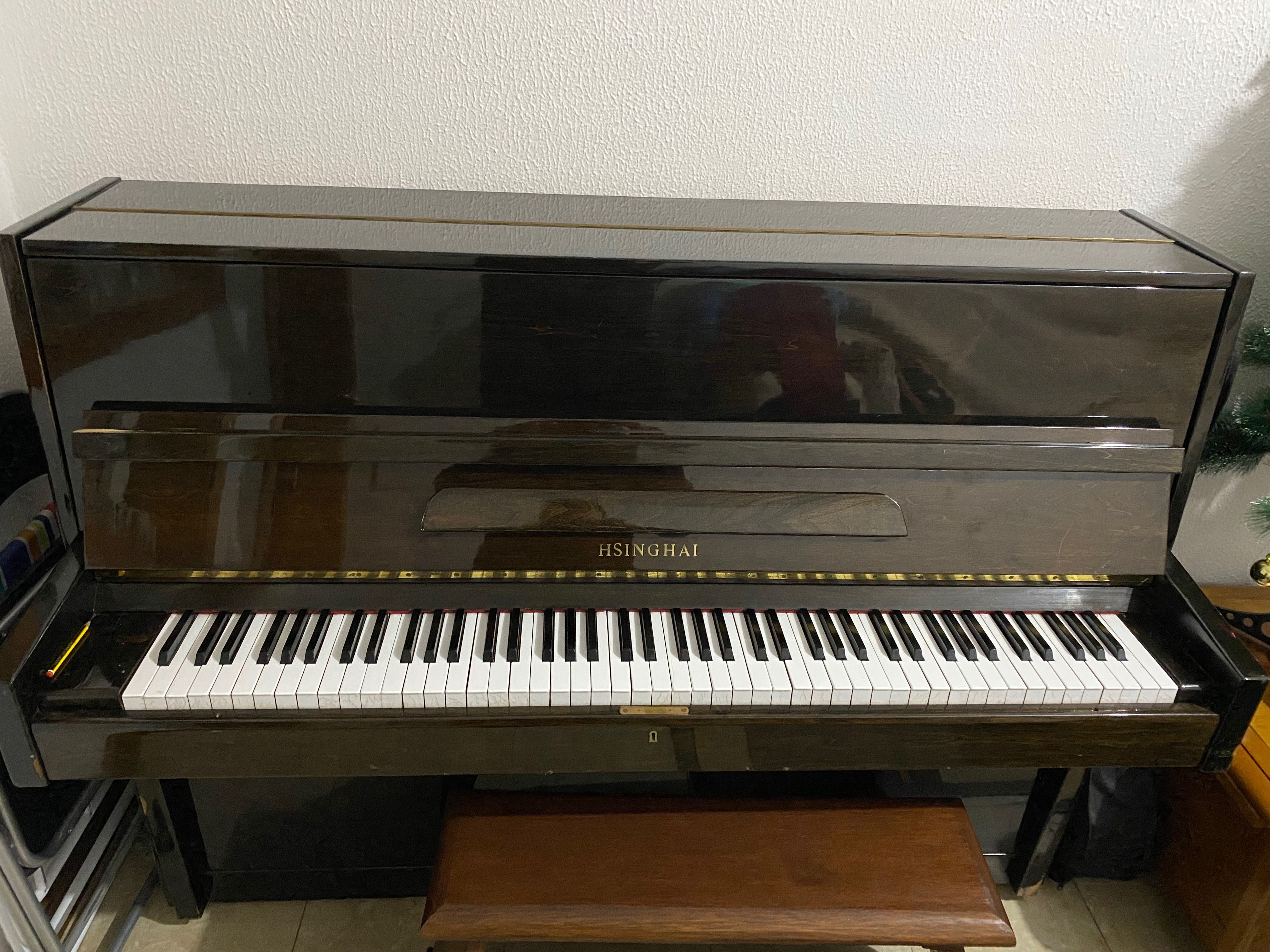 Piano acústico bem conservado