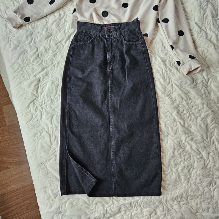 Чорна довга джинсова спідниця з розрізом збоку