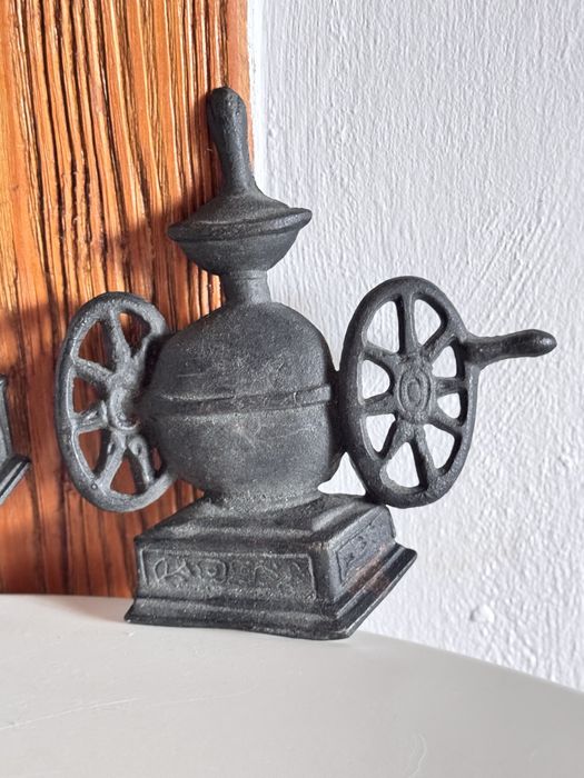 Żeliwny młynek do kawy, retro zawieszka do kuchni
