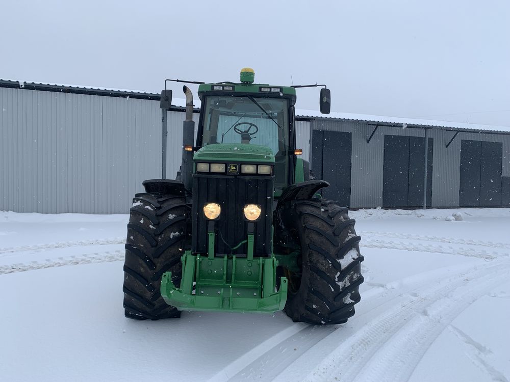 John Deere 8200.