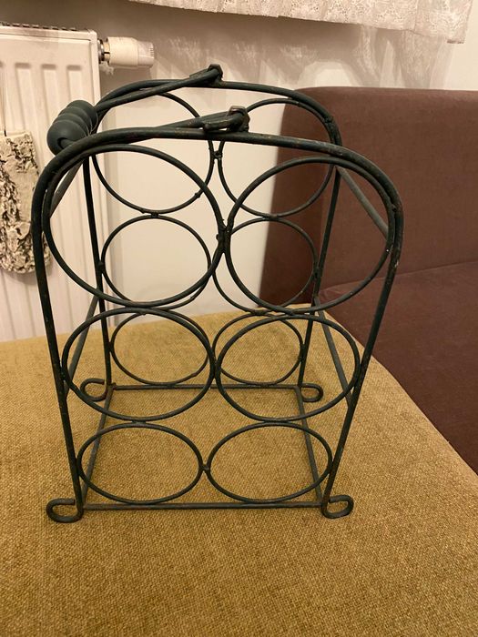 Stojak na butelki na wino. vintage, metal i drewniana rączka, zielony