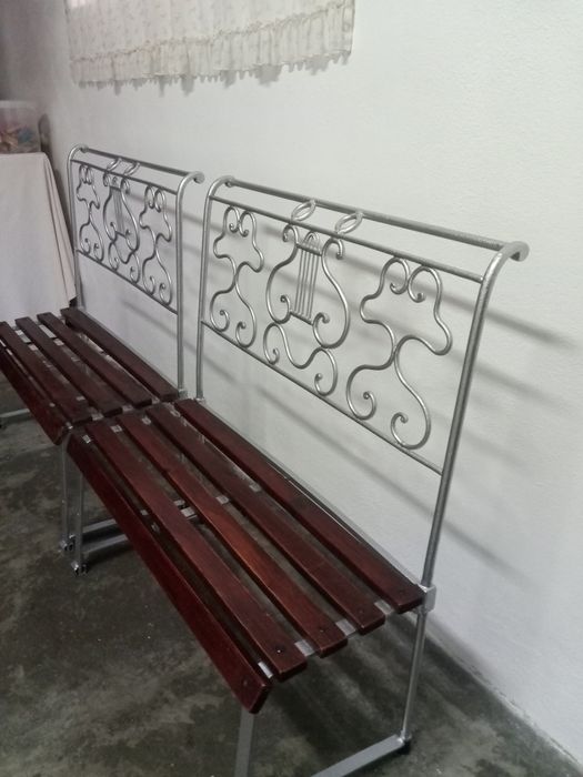 Banco em ferro/madeira. Construído de cama