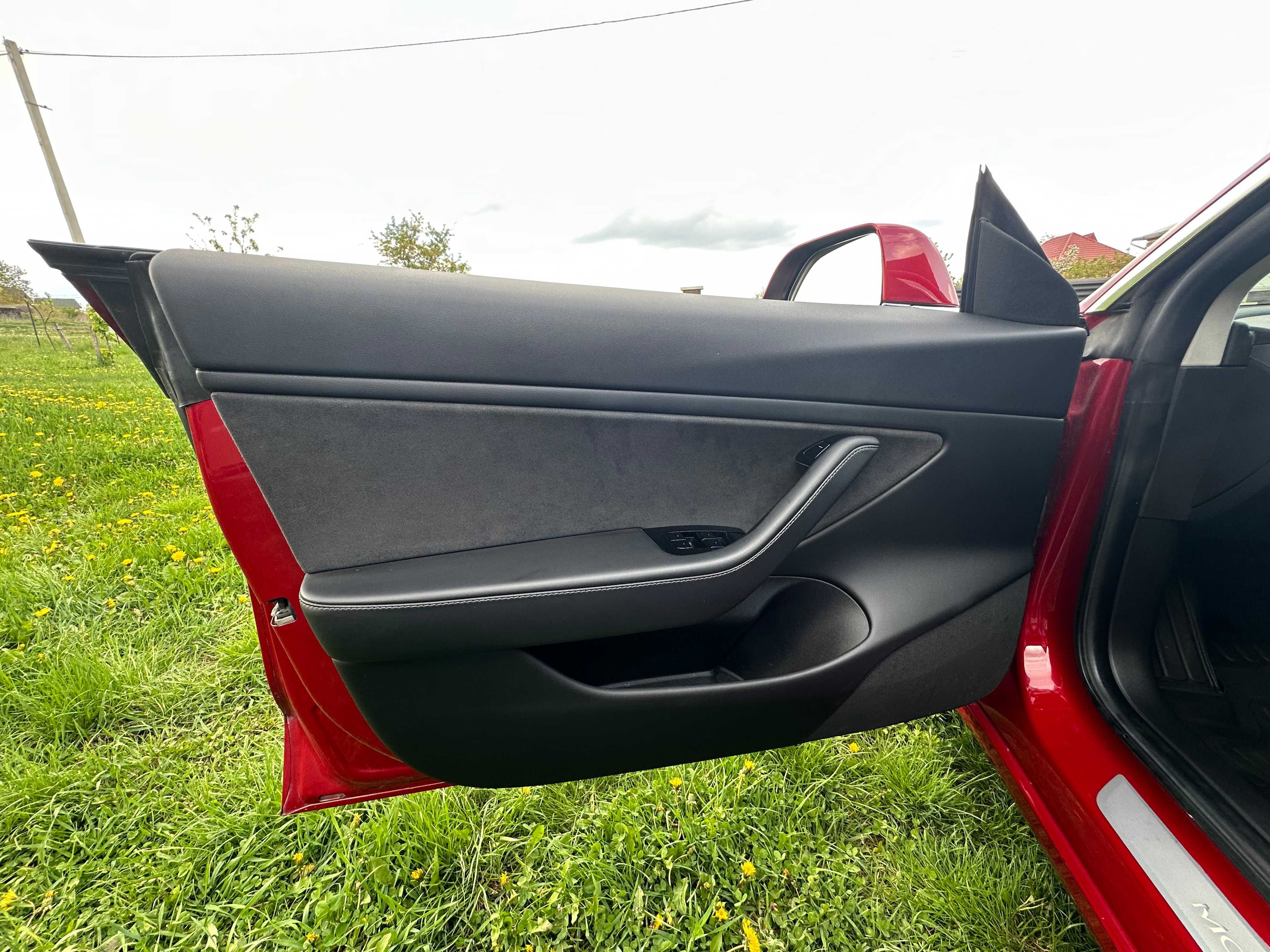 Автомобіль Tesla Model 3