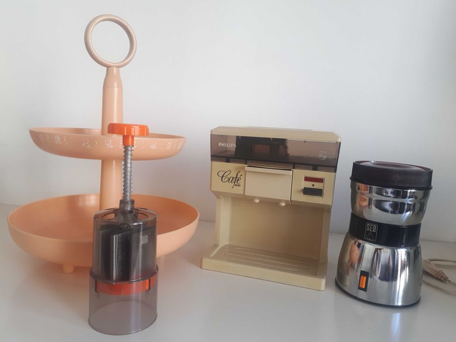 Fruteira anos 70, moinho de café e máquina de café de parede