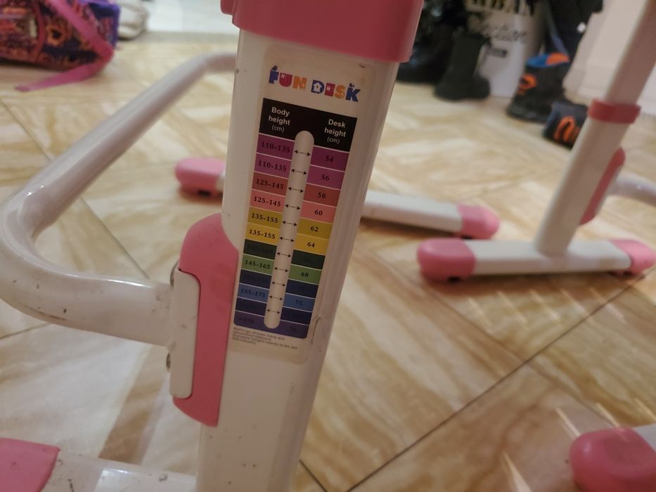 Парта, стілець дитячі.