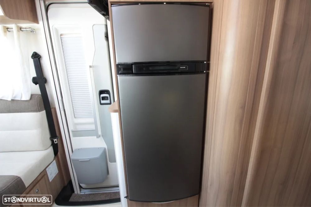 Autocaravana com cama central e A/C