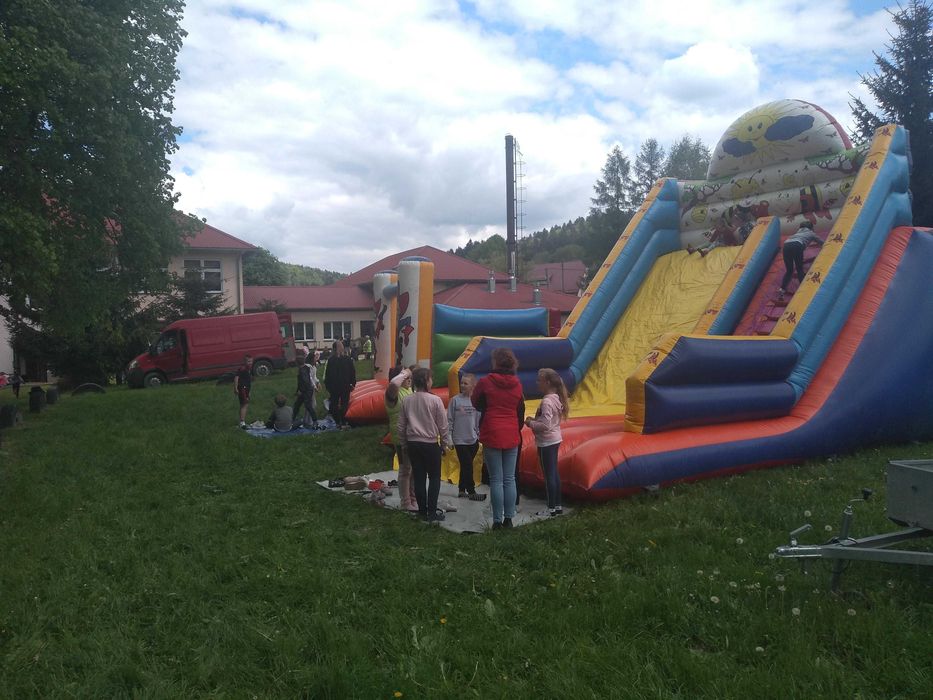 Sprzedam zjeżdżalnia dmuchana i zamek do skakania. Kompletny zestaw.