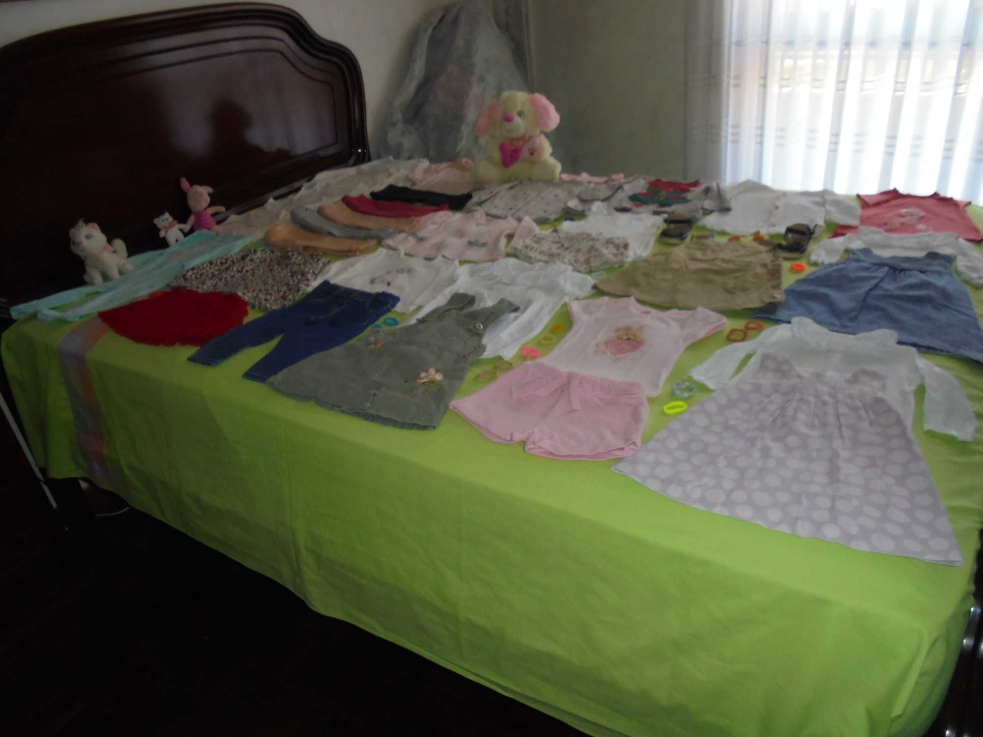 lote de roupa de menina bebé o peluche