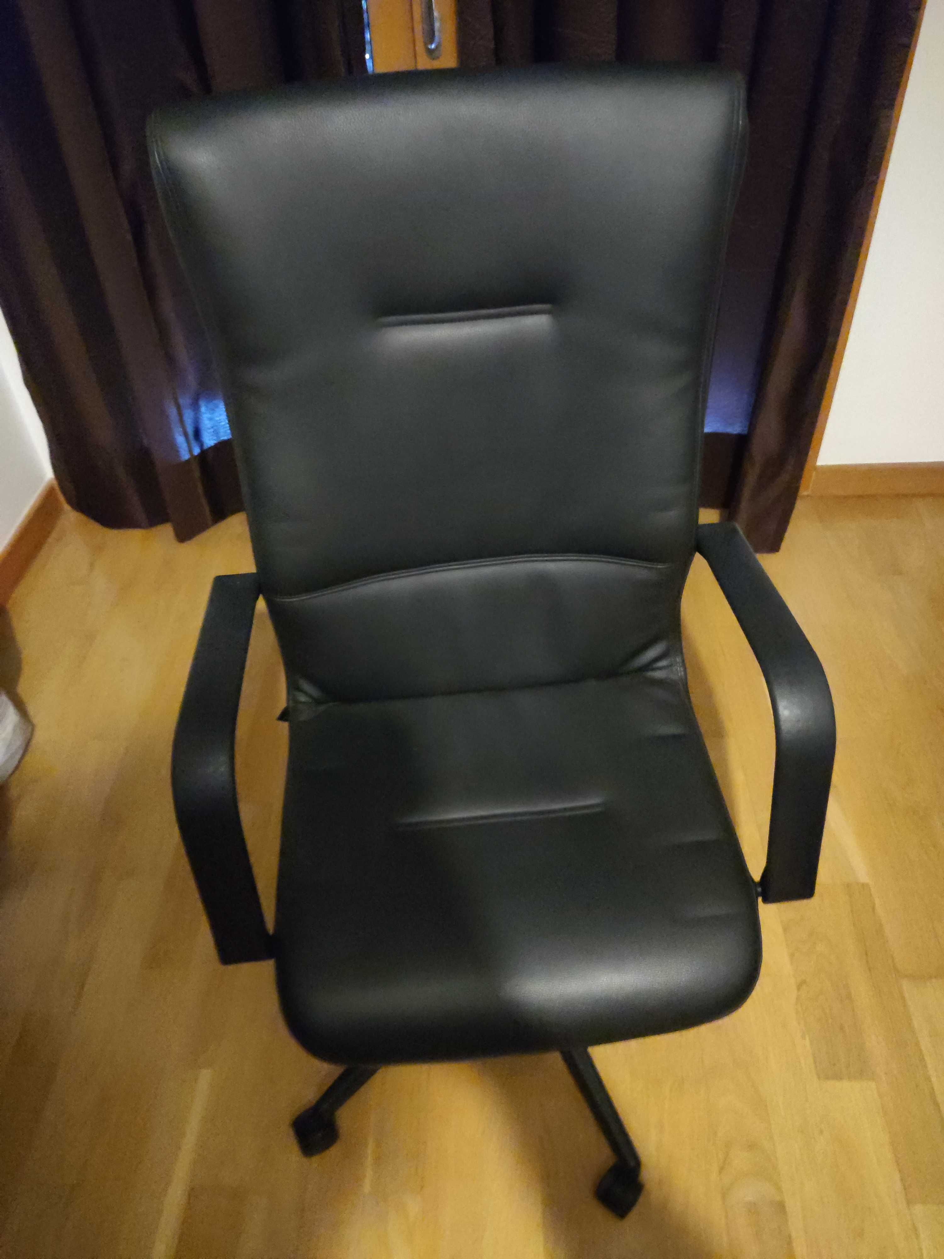 Cadeira executiva rotativa ajustável da marca Cadeinor