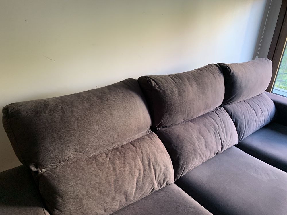 Sofá chaise longue com arrumação e possibilidade de fazer sofá cama