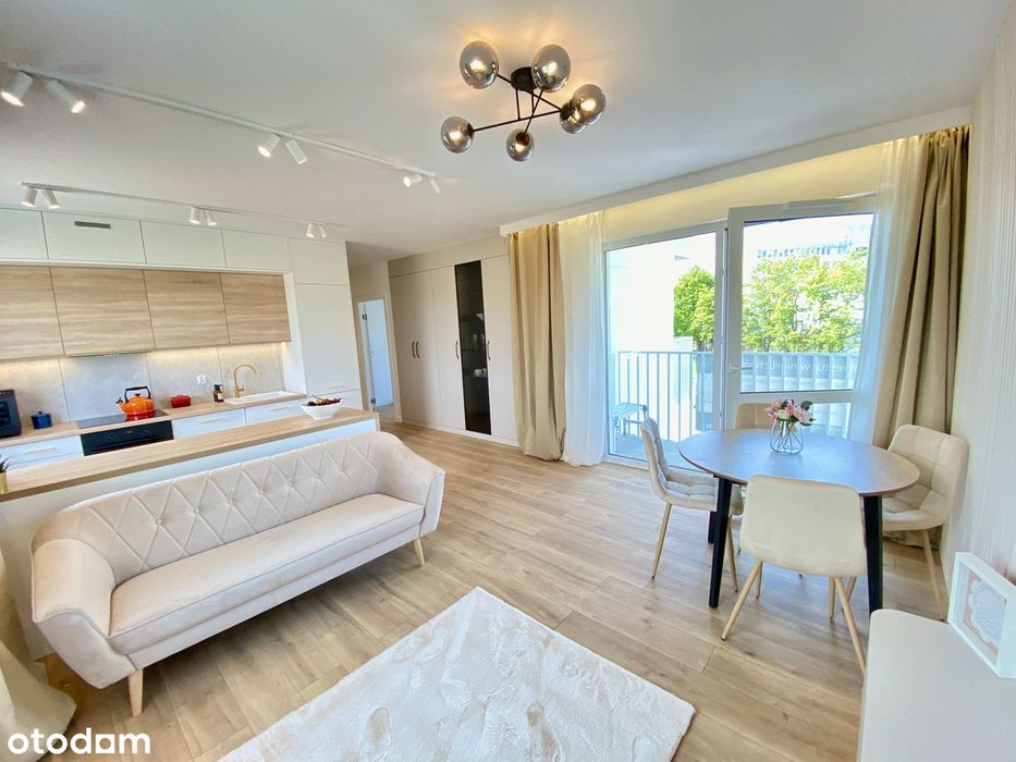 Specious and sunny 2 bed apartment with open plan Kitchen and LVR
