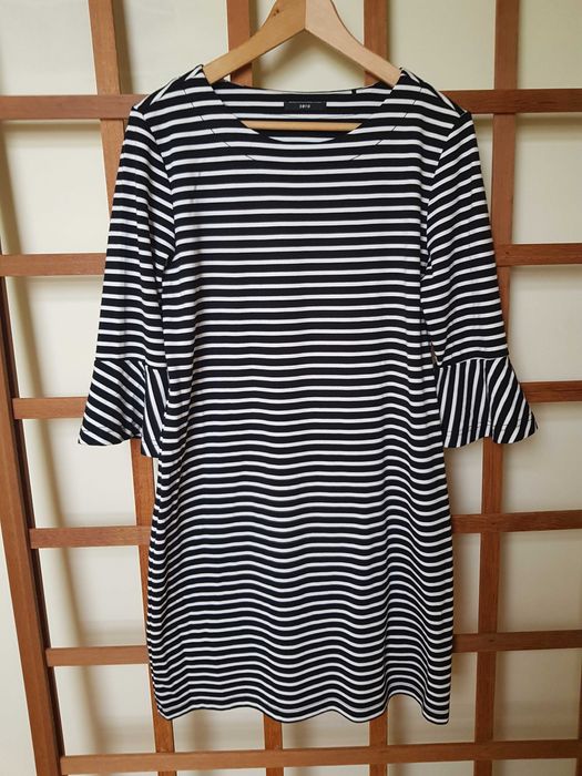 Sukienka w biało czarne paski.