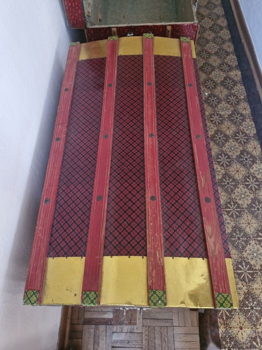 Arca lacada a metal vintage