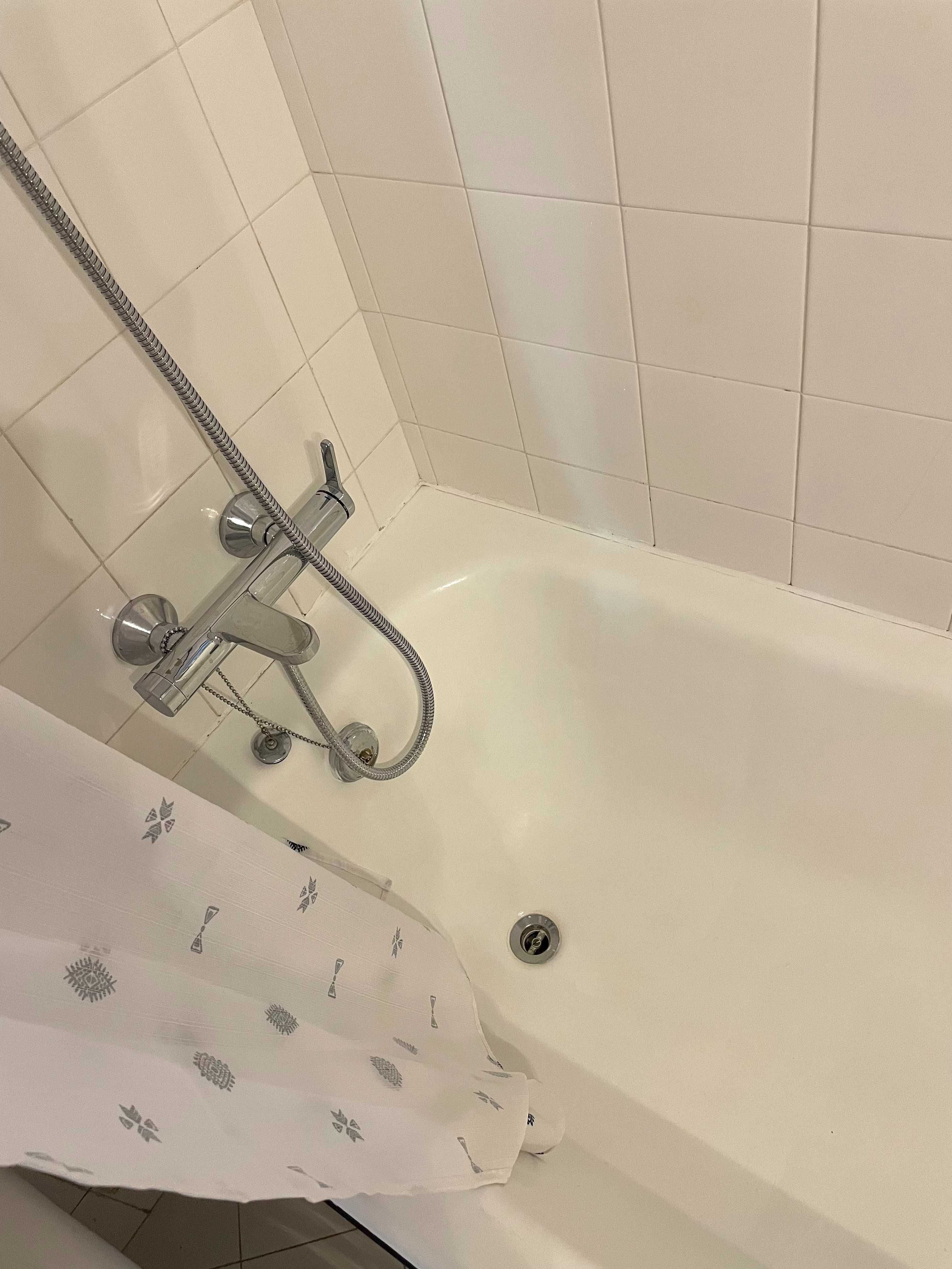 Apartamento T3 Renovado com Varanda e Garagem – Telheiras, Lisboa