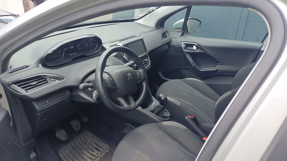 Peugeot 208 cinzento