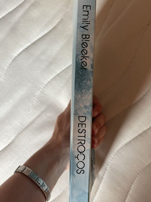 Livro "Destroços" by Emily Bleeker