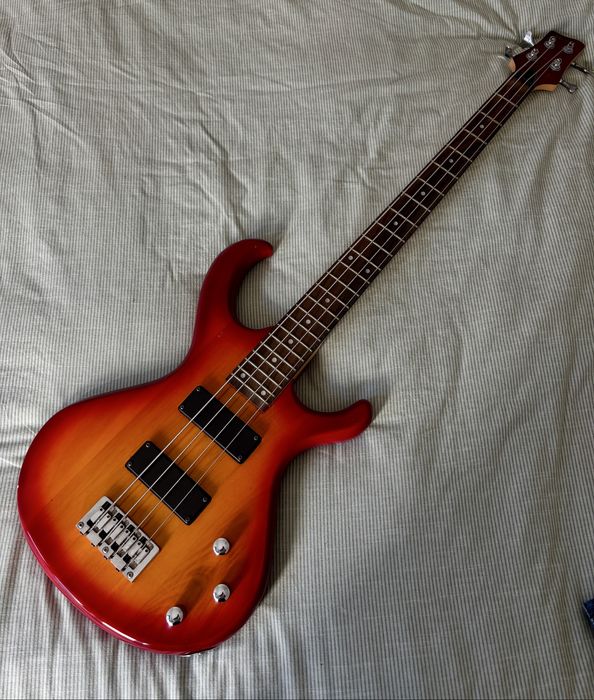 Guitarra baixo Wesley ‘The Bullhorn’ 24 trastes (duas oitavas)