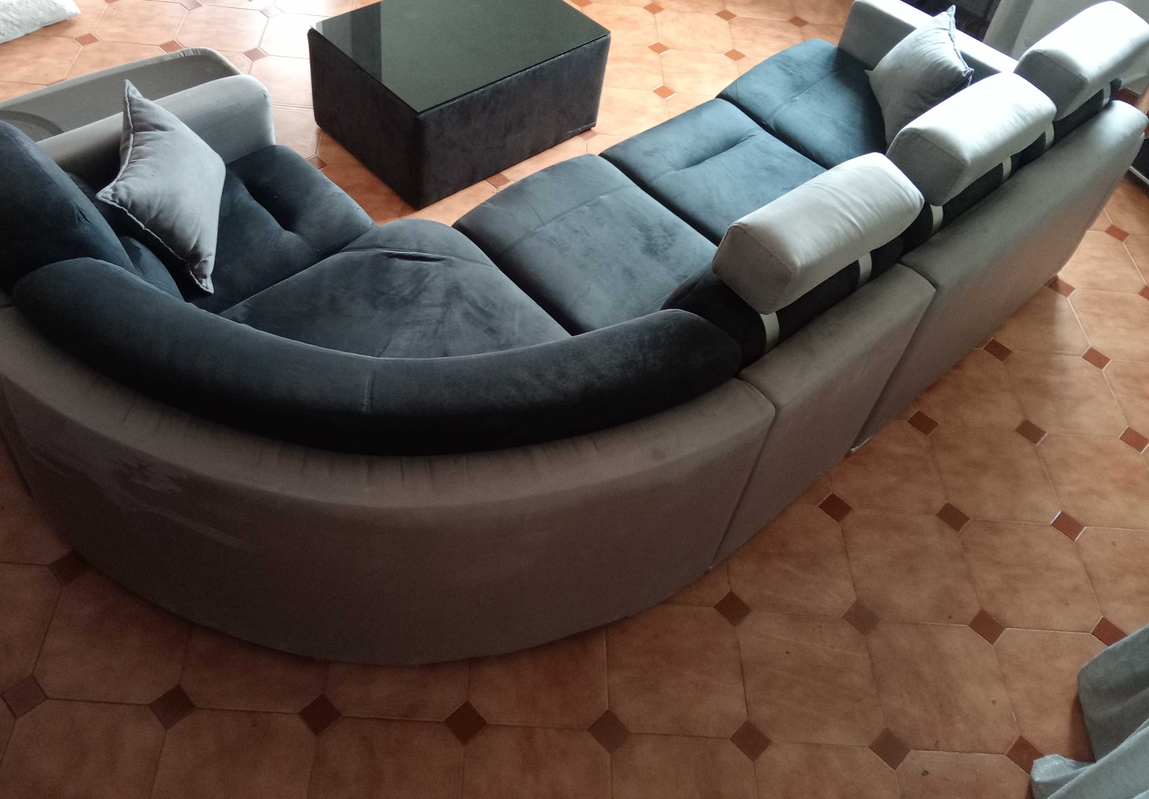 Sofá com mesa de centro