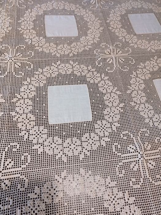 Toalha de mesa em crochet e meio linho, nova